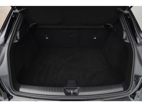 Mercedes-Benz GLA 180 AMG Night Automaat Xenon LED Carplay Half Leder Navigatie 18 inch LMV Sfeerverlichting Sportstoelen