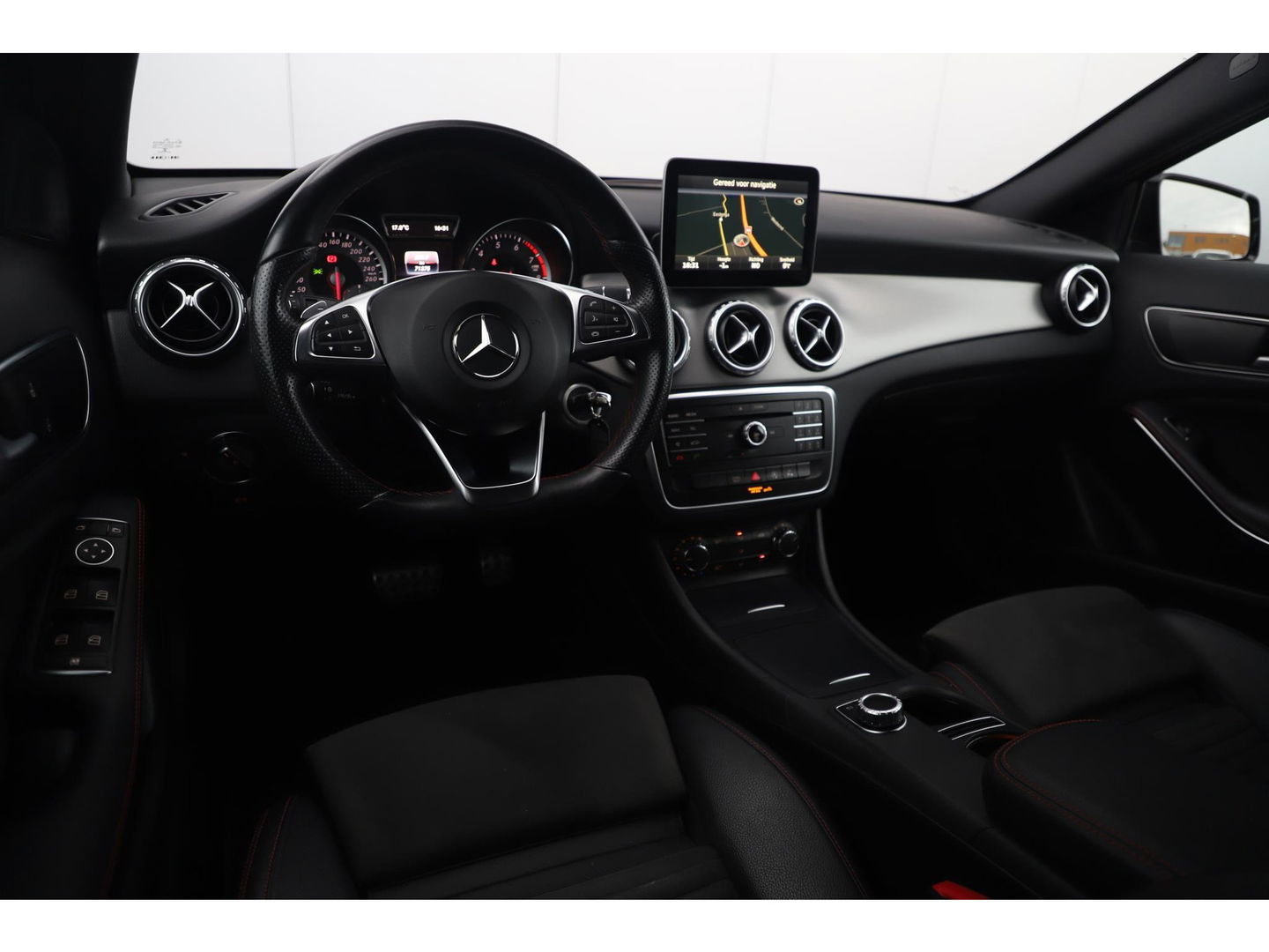 Mercedes-Benz GLA 180 AMG Night Automaat Xenon LED Carplay Half Leder Navigatie 18 inch LMV Sfeerverlichting Sportstoelen