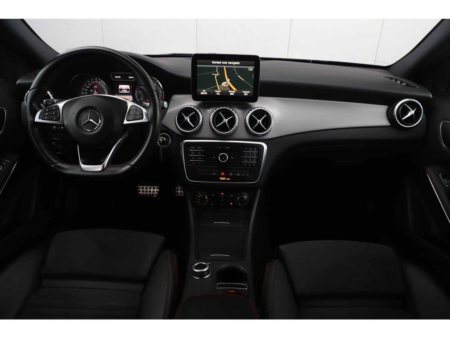 Mercedes-Benz GLA 180 AMG Night Automaat Xenon LED Carplay Half Leder Navigatie 18 inch LMV Sfeerverlichting Sportstoelen