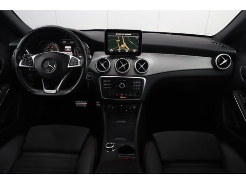 Mercedes-Benz GLA 180 AMG Night Automaat Xenon LED Carplay Half Leder Navigatie 18 inch LMV Sfeerverlichting Sportstoelen