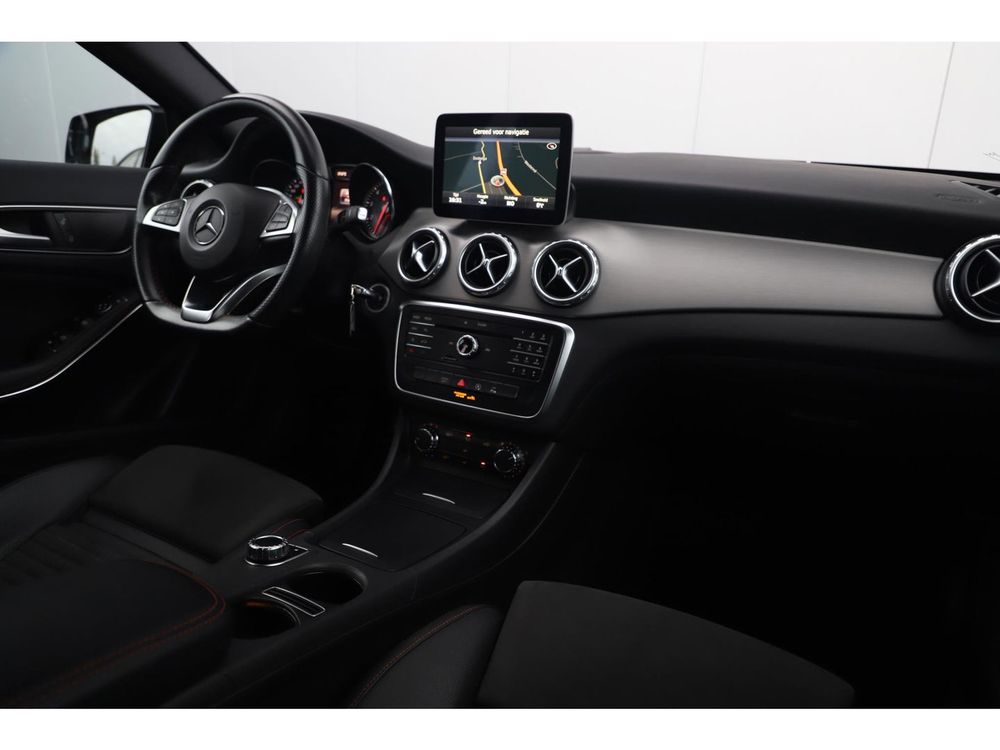 Mercedes-Benz GLA 180 AMG Night Automaat Xenon LED Carplay Half Leder Navigatie 18 inch LMV Sfeerverlichting Sportstoelen
