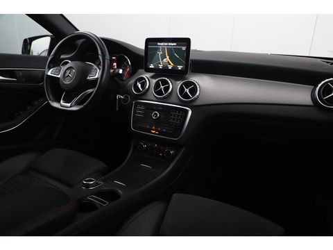 Mercedes-Benz GLA 180 AMG Night Automaat Xenon LED Carplay Half Leder Navigatie 18 inch LMV Sfeerverlichting Sportstoelen