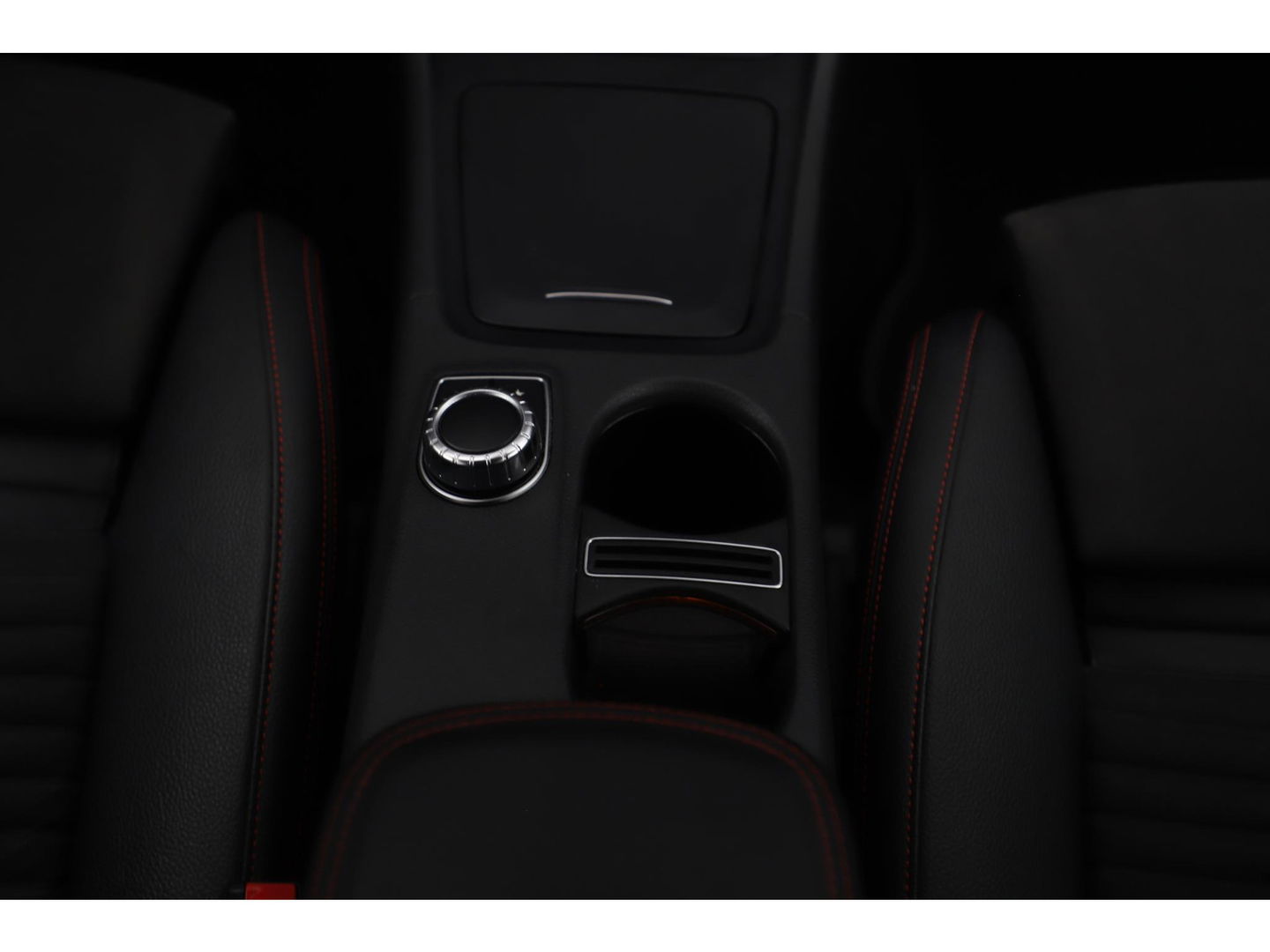 Mercedes-Benz GLA 180 AMG Night Automaat Xenon LED Carplay Half Leder Navigatie 18 inch LMV Sfeerverlichting Sportstoelen