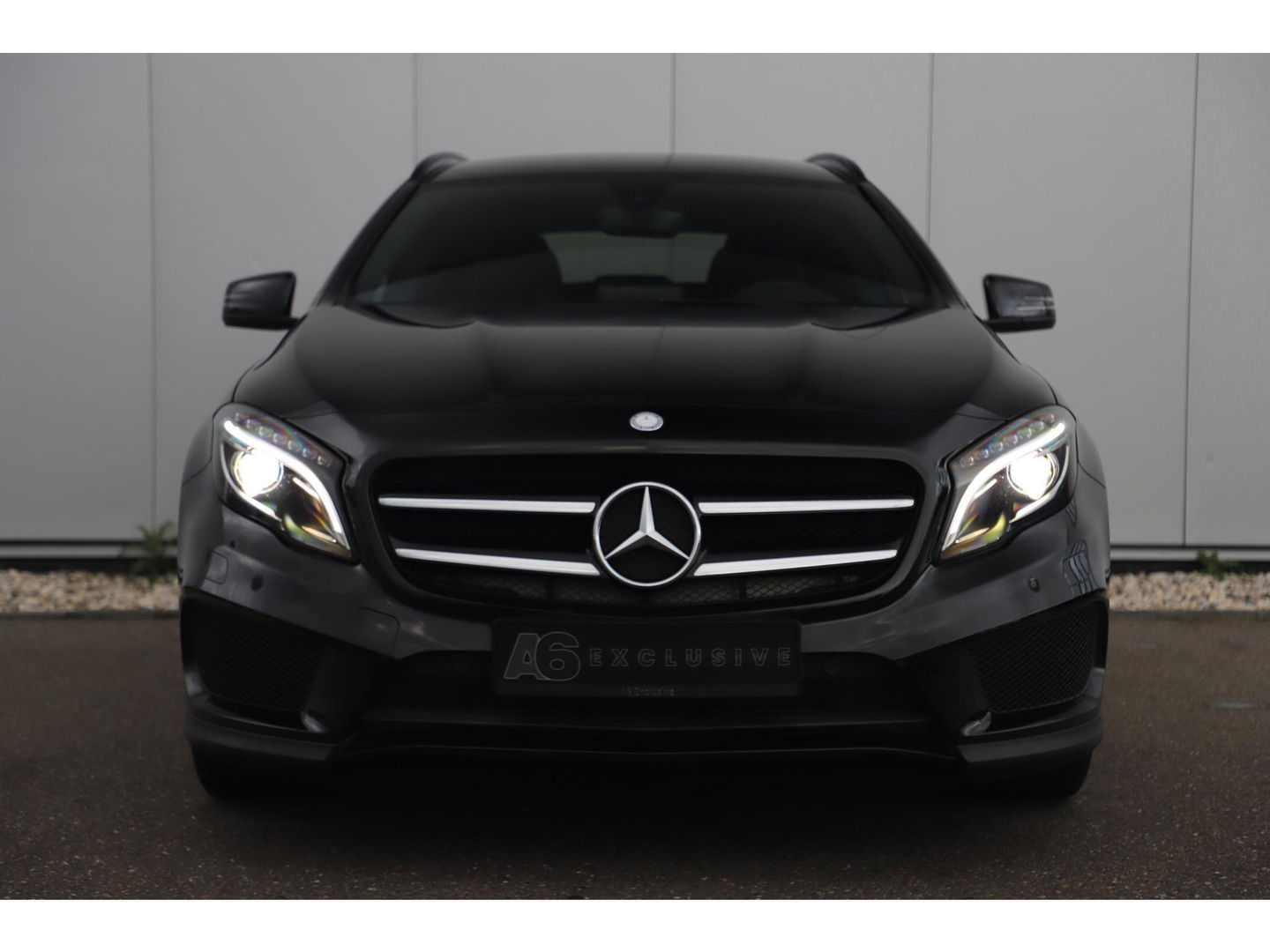 Mercedes-Benz GLA 180 AMG Night Automaat Xenon LED Carplay Half Leder Navigatie 18 inch LMV Sfeerverlichting Sportstoelen