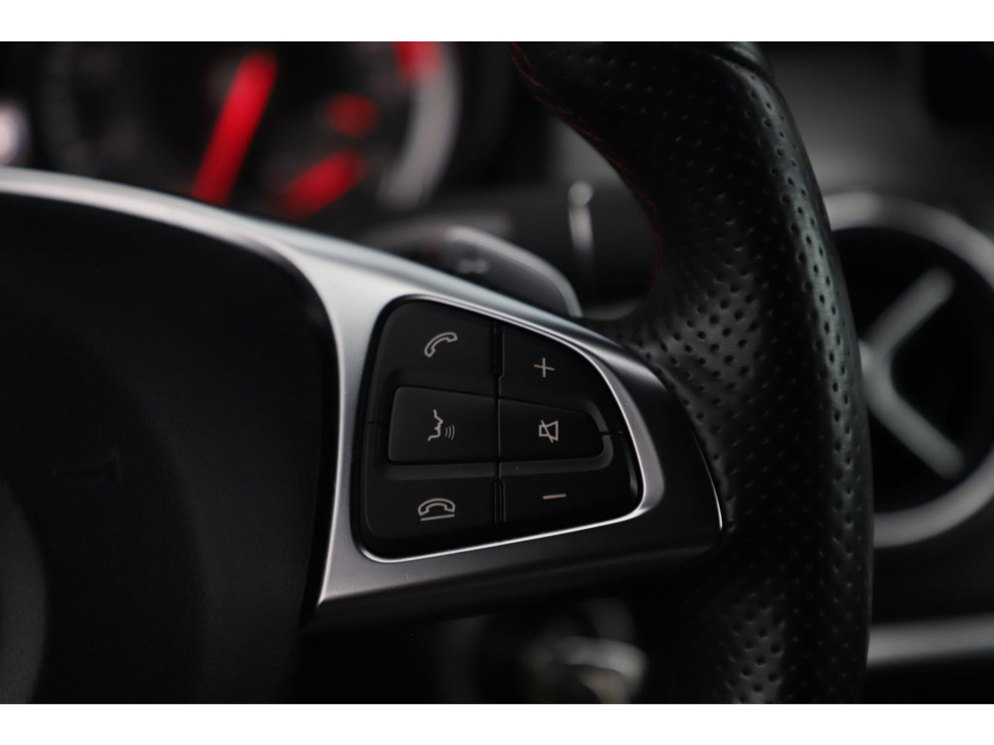 Mercedes-Benz GLA 180 AMG Night Automaat Xenon LED Carplay Half Leder Navigatie 18 inch LMV Sfeerverlichting Sportstoelen