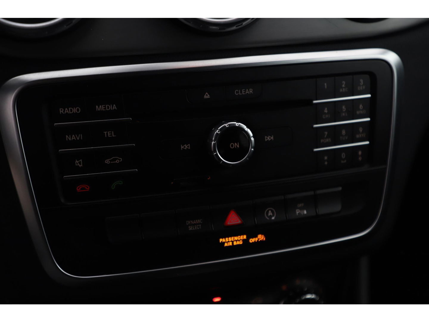 Mercedes-Benz GLA 180 AMG Night Automaat Xenon LED Carplay Half Leder Navigatie 18 inch LMV Sfeerverlichting Sportstoelen