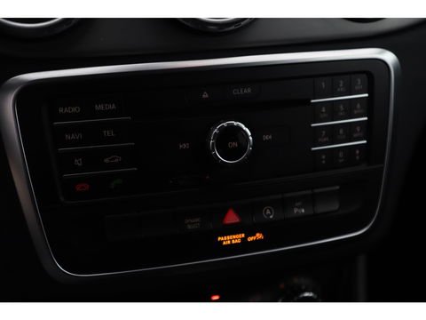 Mercedes-Benz GLA 180 AMG Night Automaat Xenon LED Carplay Half Leder Navigatie 18 inch LMV Sfeerverlichting Sportstoelen