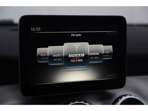 Mercedes-Benz GLA 180 AMG Night Automaat Xenon LED Carplay Half Leder Navigatie 18 inch LMV Sfeerverlichting Sportstoelen