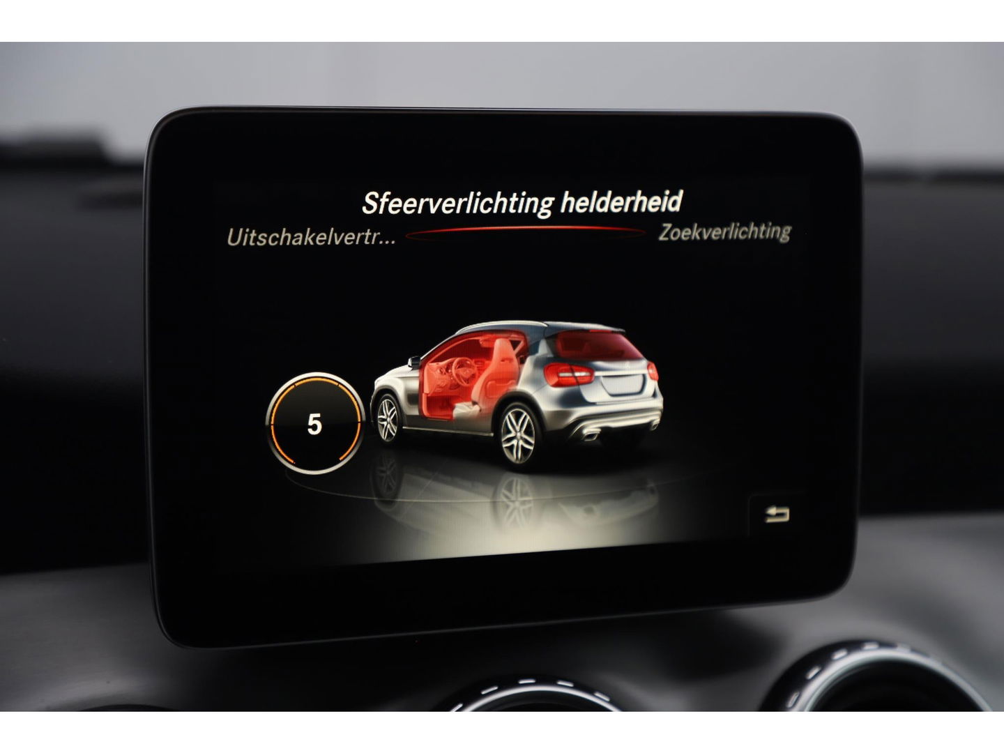 Mercedes-Benz GLA 180 AMG Night Automaat Xenon LED Carplay Half Leder Navigatie 18 inch LMV Sfeerverlichting Sportstoelen
