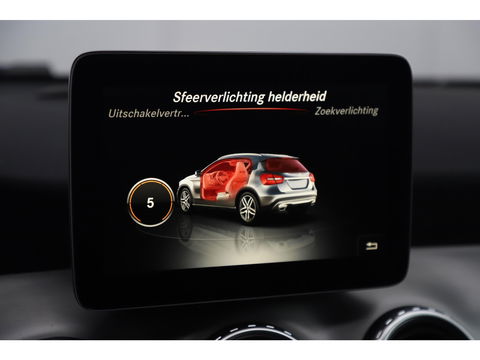 Mercedes-Benz GLA 180 AMG Night Automaat Xenon LED Carplay Half Leder Navigatie 18 inch LMV Sfeerverlichting Sportstoelen