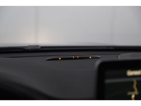 Mercedes-Benz GLA 180 AMG Night Automaat Xenon LED Carplay Half Leder Navigatie 18 inch LMV Sfeerverlichting Sportstoelen