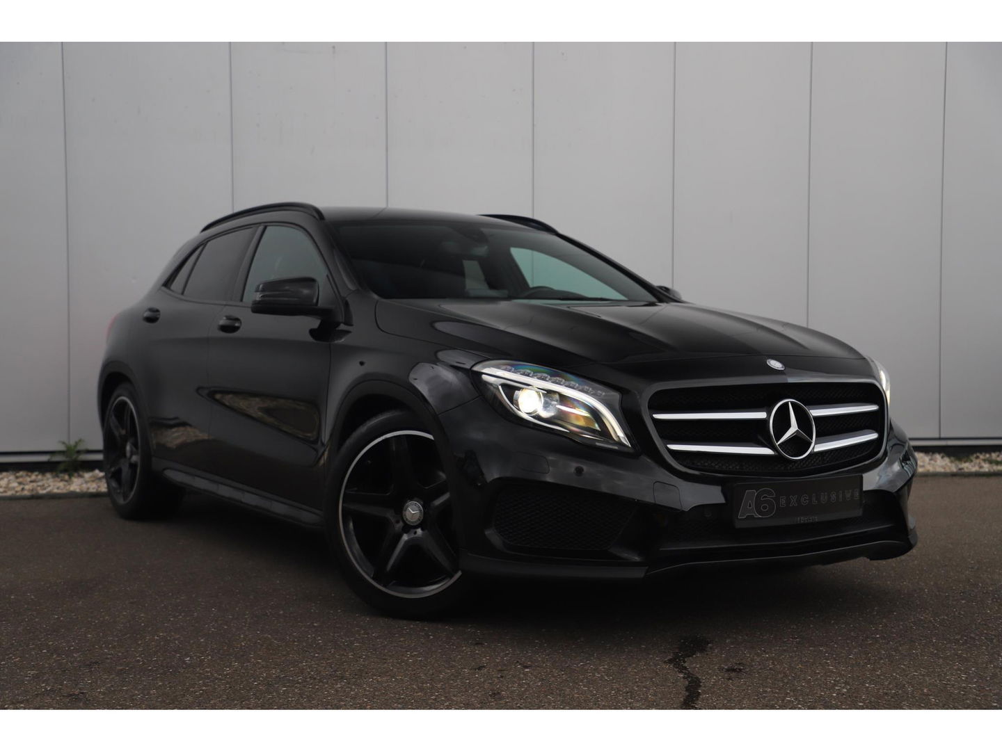 Mercedes-Benz GLA 180 AMG Night Automaat Xenon LED Carplay Half Leder Navigatie 18 inch LMV Sfeerverlichting Sportstoelen
