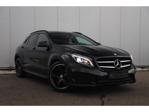Mercedes-Benz GLA 180 AMG Night Automaat Xenon LED Carplay Half Leder Navigatie 18 inch LMV Sfeerverlichting Sportstoelen