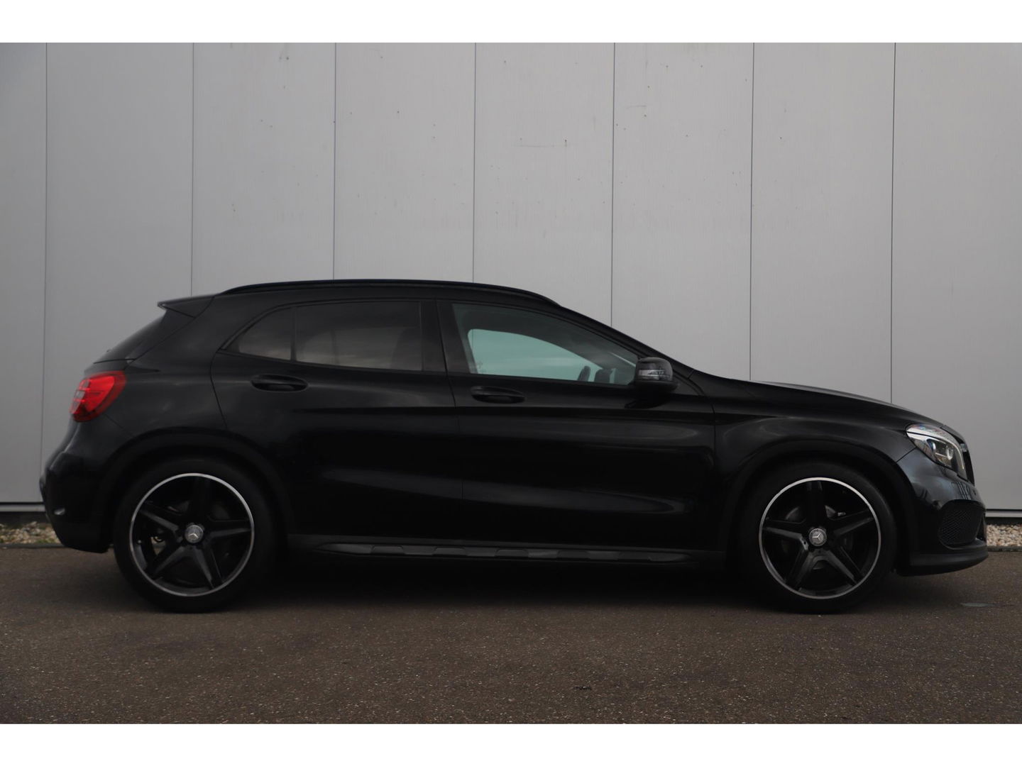 Mercedes-Benz GLA 180 AMG Night Automaat Xenon LED Carplay Half Leder Navigatie 18 inch LMV Sfeerverlichting Sportstoelen