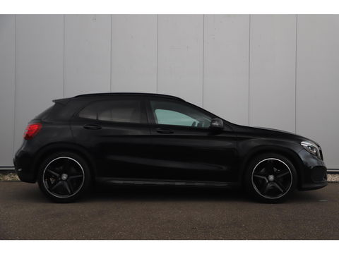 Mercedes-Benz GLA 180 AMG Night Automaat Xenon LED Carplay Half Leder Navigatie 18 inch LMV Sfeerverlichting Sportstoelen