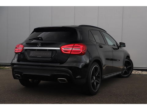 Mercedes-Benz GLA 180 AMG Night Automaat Xenon LED Carplay Half Leder Navigatie 18 inch LMV Sfeerverlichting Sportstoelen