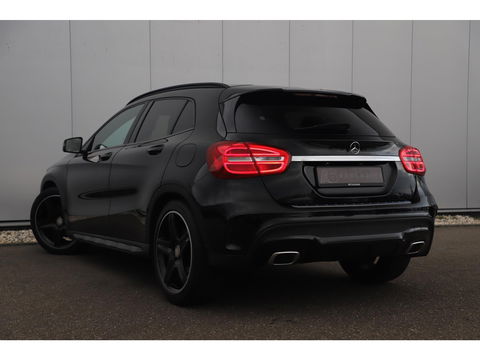 Mercedes-Benz GLA 180 AMG Night Automaat Xenon LED Carplay Half Leder Navigatie 18 inch LMV Sfeerverlichting Sportstoelen