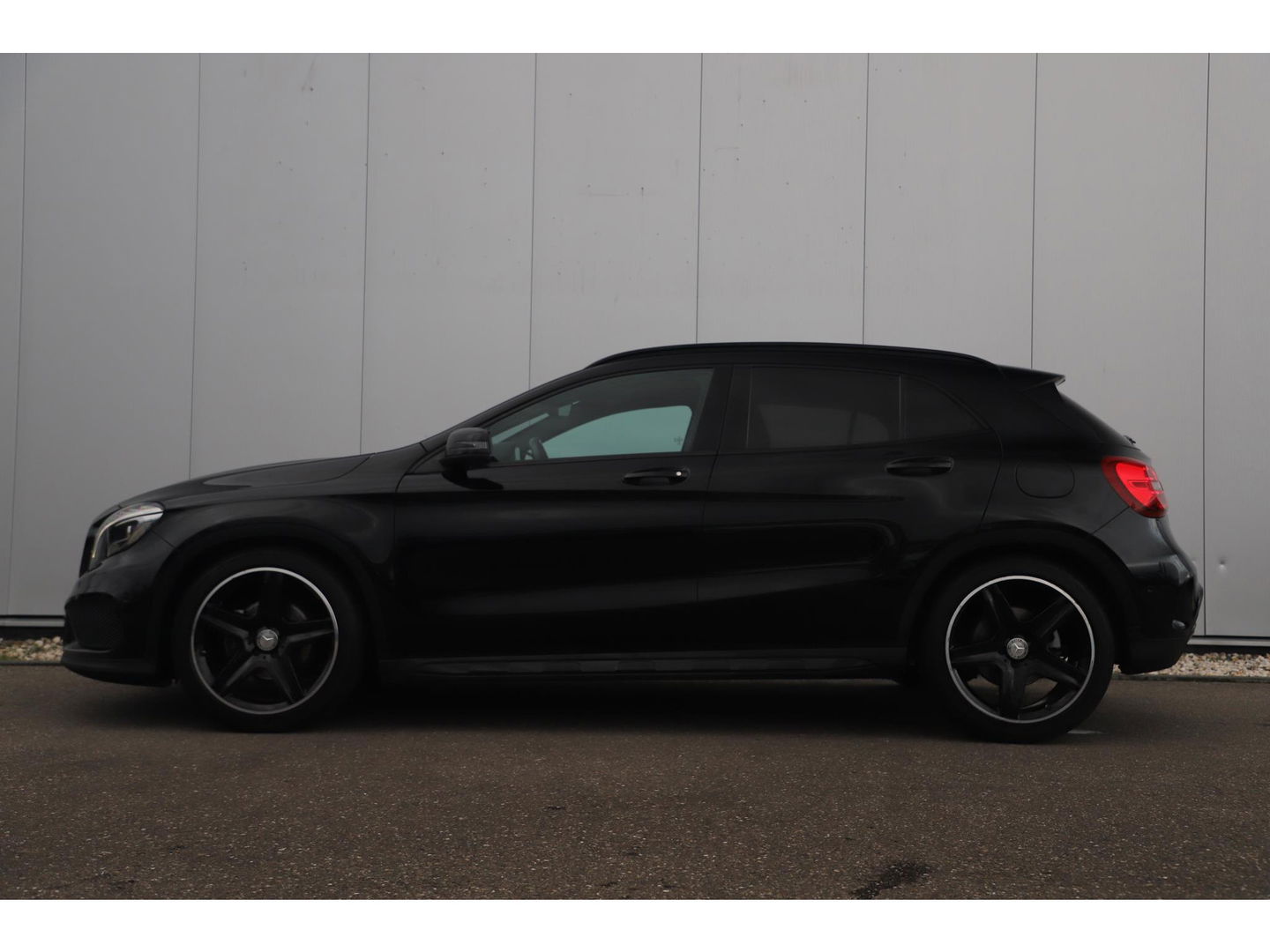 Mercedes-Benz GLA 180 AMG Night Automaat Xenon LED Carplay Half Leder Navigatie 18 inch LMV Sfeerverlichting Sportstoelen