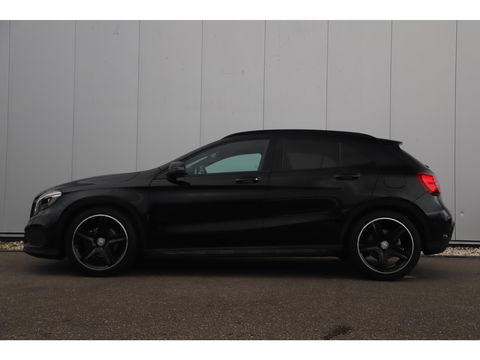 Mercedes-Benz GLA 180 AMG Night Automaat Xenon LED Carplay Half Leder Navigatie 18 inch LMV Sfeerverlichting Sportstoelen
