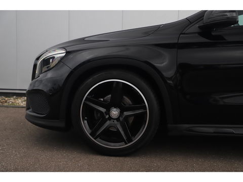 Mercedes-Benz GLA 180 AMG Night Automaat Xenon LED Carplay Half Leder Navigatie 18 inch LMV Sfeerverlichting Sportstoelen
