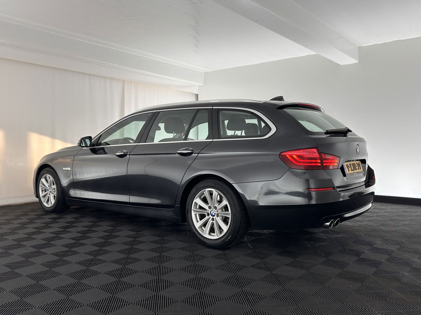 BMW 5 Serie Touring 518d Executive Aut. *NAVI-FULLMAP | XENON | LANE-ASSIST |  TOWBAR | ECC | PDC | CRUISE | COMFORT-SEATS | 17''ALU*