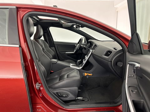 Volvo V60 2.4 D6 Twin Engine R-Design-Sport-Pack [ AIRCO-DEFECT ] Aut. *PANO | FULL-LEATHER | XENON | SPORT-SEATS | NAVI-FULLMAP | CAMERA |  ECC | PDC | CRUISE | MEMORY-PACK | TOWBAR | 18''ALU*