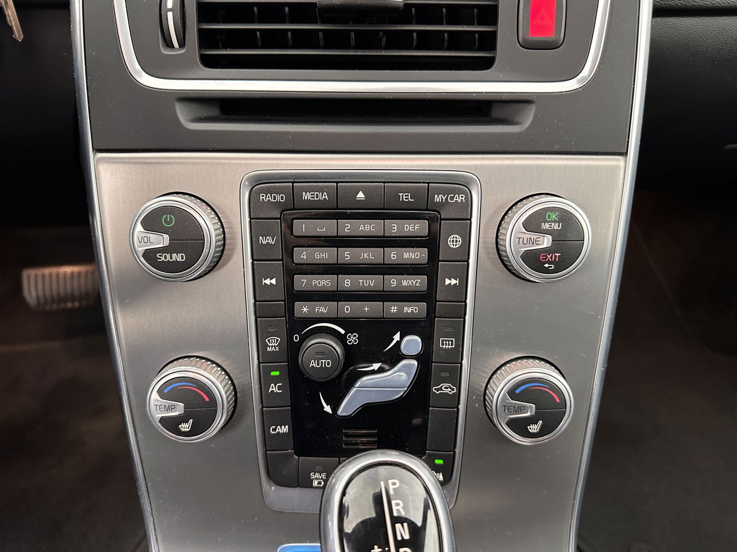 Volvo V60 2.4 D6 Twin Engine R-Design-Sport-Pack [ AIRCO-DEFECT ] Aut. *PANO | FULL-LEATHER | XENON | SPORT-SEATS | NAVI-FULLMAP | CAMERA |  ECC | PDC | CRUISE | MEMORY-PACK | TOWBAR | 18''ALU*