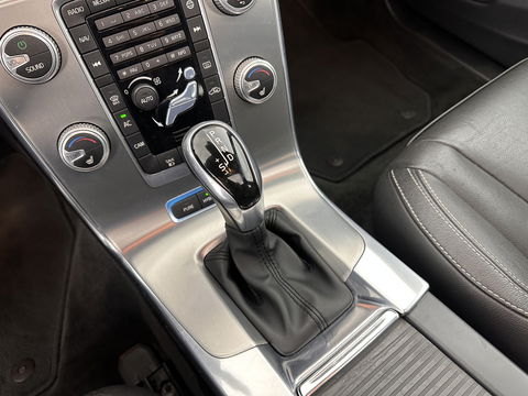 Volvo V60 2.4 D6 Twin Engine R-Design-Sport-Pack [ AIRCO-DEFECT ] Aut. *PANO | FULL-LEATHER | XENON | SPORT-SEATS | NAVI-FULLMAP | CAMERA |  ECC | PDC | CRUISE | MEMORY-PACK | TOWBAR | 18''ALU*