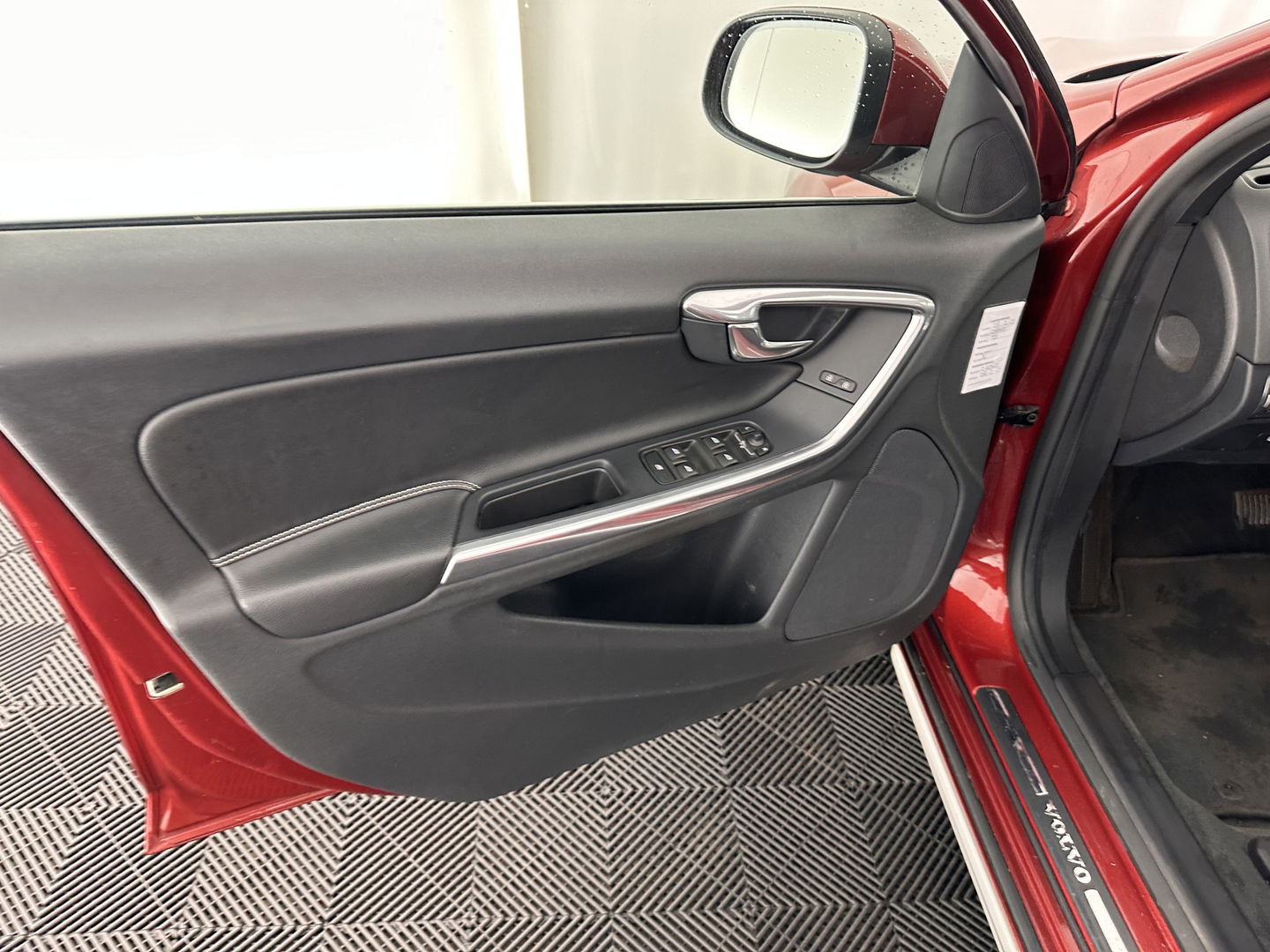 Volvo V60 2.4 D6 Twin Engine R-Design-Sport-Pack [ AIRCO-DEFECT ] Aut. *PANO | FULL-LEATHER | XENON | SPORT-SEATS | NAVI-FULLMAP | CAMERA |  ECC | PDC | CRUISE | MEMORY-PACK | TOWBAR | 18''ALU*