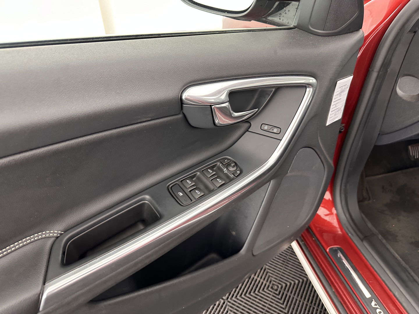 Volvo V60 2.4 D6 Twin Engine R-Design-Sport-Pack [ AIRCO-DEFECT ] Aut. *PANO | FULL-LEATHER | XENON | SPORT-SEATS | NAVI-FULLMAP | CAMERA |  ECC | PDC | CRUISE | MEMORY-PACK | TOWBAR | 18''ALU*