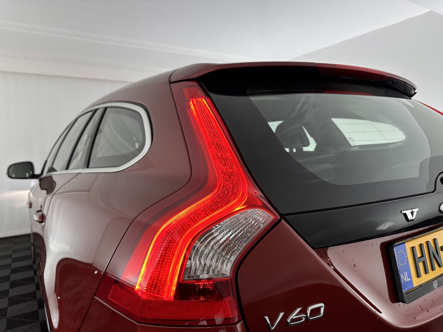 Volvo V60 2.4 D6 Twin Engine R-Design-Sport-Pack [ AIRCO-DEFECT ] Aut. *PANO | FULL-LEATHER | XENON | SPORT-SEATS | NAVI-FULLMAP | CAMERA |  ECC | PDC | CRUISE | MEMORY-PACK | TOWBAR | 18''ALU*