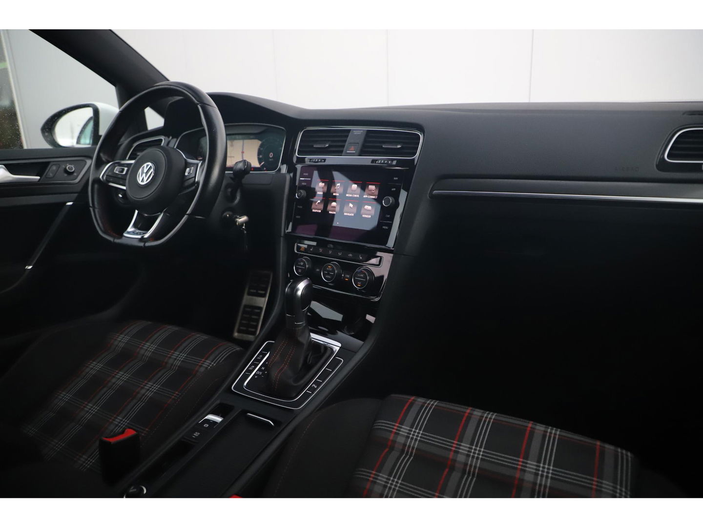 Volkswagen Golf 2.0 TSI GTI Performance 230PK DSG Automaat Virtual Cockpit Full LED 19 inch Brescia Navigatie Carplay Android Clima Adaptive Cruise Stoelverwarming Getint Glas