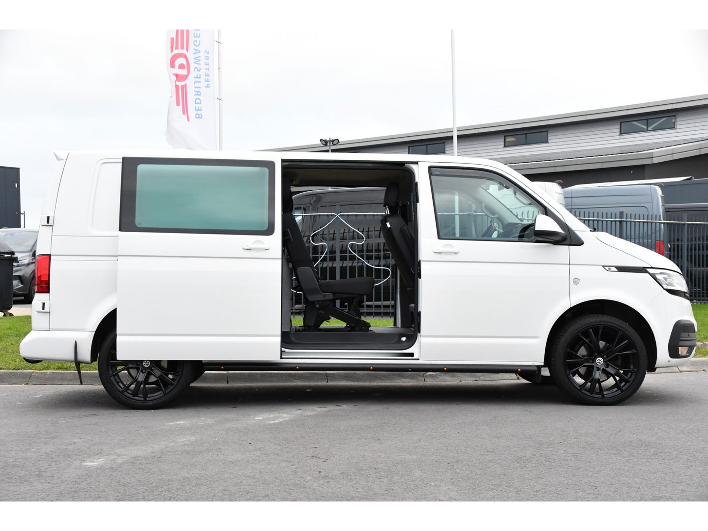 Volkswagen Transporter 2.0 TDI L2H1 30 DC PB Edition Highline Adaptieve Cruise, Camera, Carplay, 150PK, Automaat, Stoelverwarming, LED, Trekhaak, Standkachel, UNIEK!