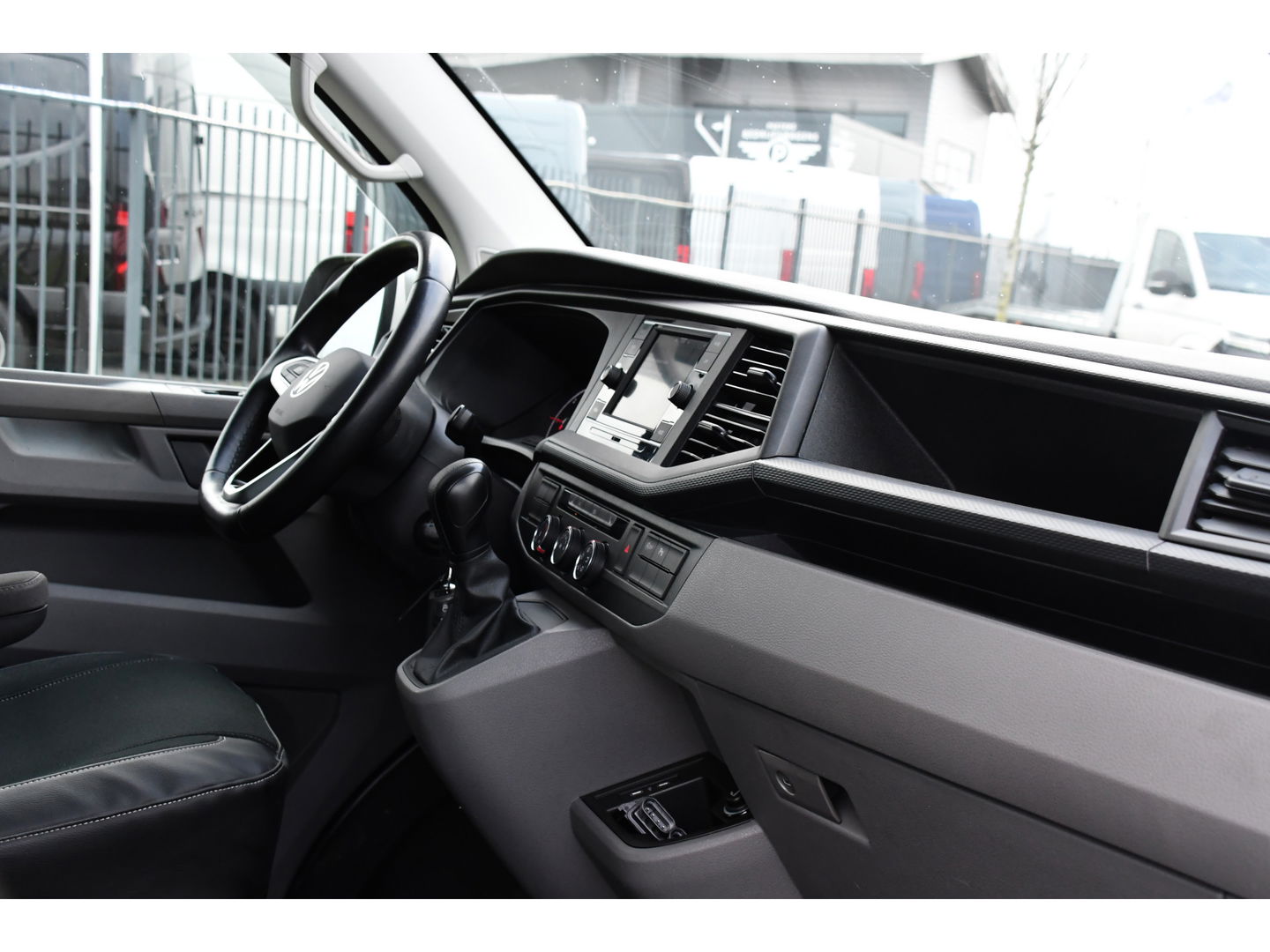Volkswagen Transporter 2.0 TDI L2H1 30 DC PB Edition Highline Adaptieve Cruise, Camera, Carplay, 150PK, Automaat, Stoelverwarming, LED, Trekhaak, Standkachel, UNIEK!