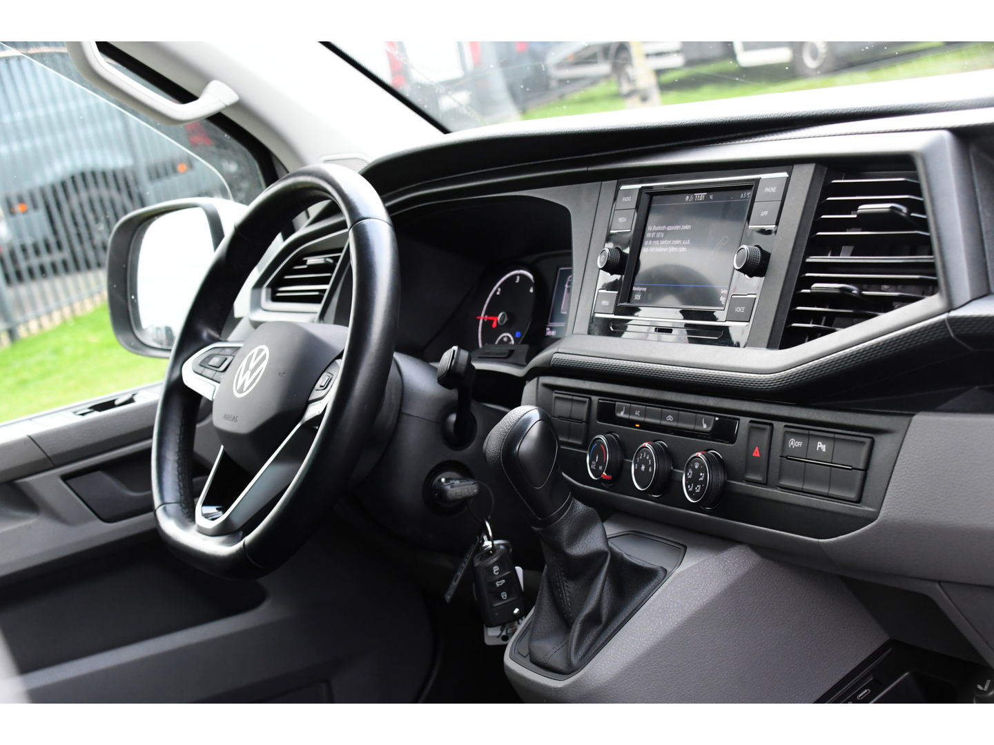 Volkswagen Transporter 2.0 TDI L2H1 30 DC PB Edition Highline Adaptieve Cruise, Camera, Carplay, 150PK, Automaat, Stoelverwarming, LED, Trekhaak, Standkachel, UNIEK!