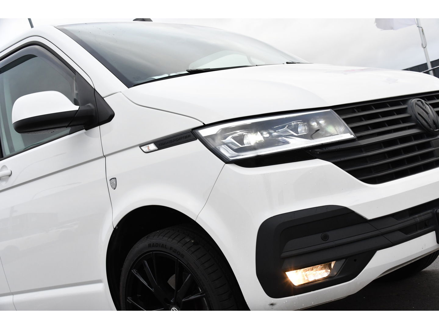 Volkswagen Transporter 2.0 TDI L2H1 30 DC PB Edition Highline Adaptieve Cruise, Camera, Carplay, 150PK, Automaat, Stoelverwarming, LED, Trekhaak, Standkachel, UNIEK!