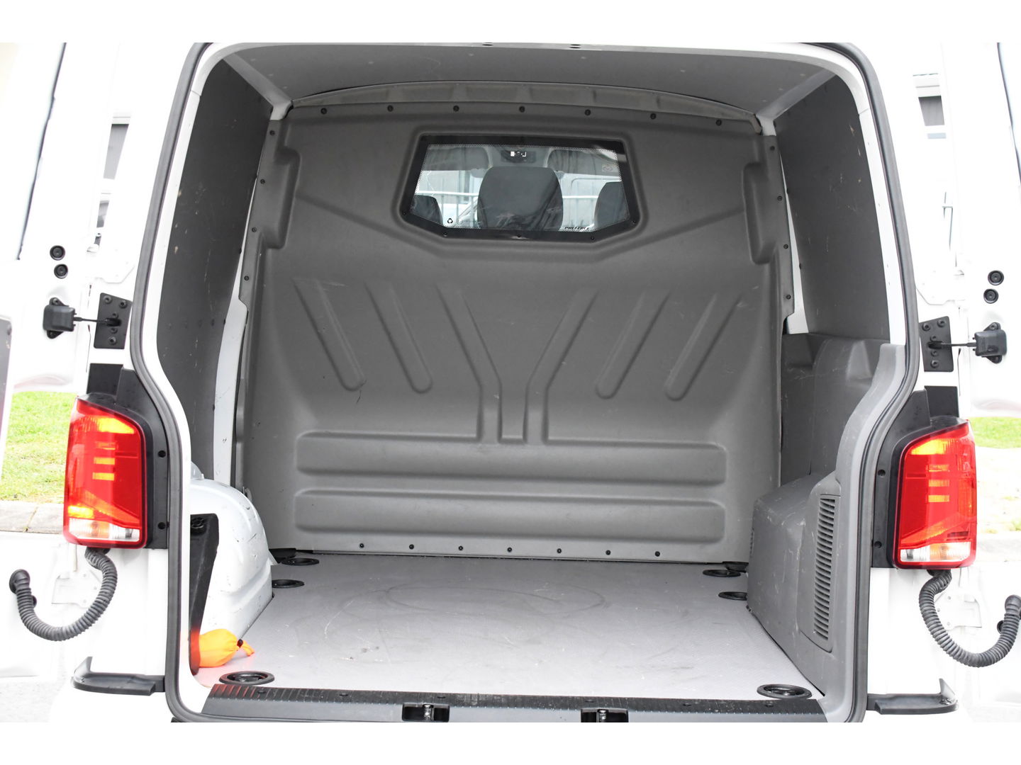 Volkswagen Transporter 2.0 TDI L2H1 30 DC PB Edition Highline Adaptieve Cruise, Camera, Carplay, 150PK, Automaat, Stoelverwarming, LED, Trekhaak, Standkachel, UNIEK!