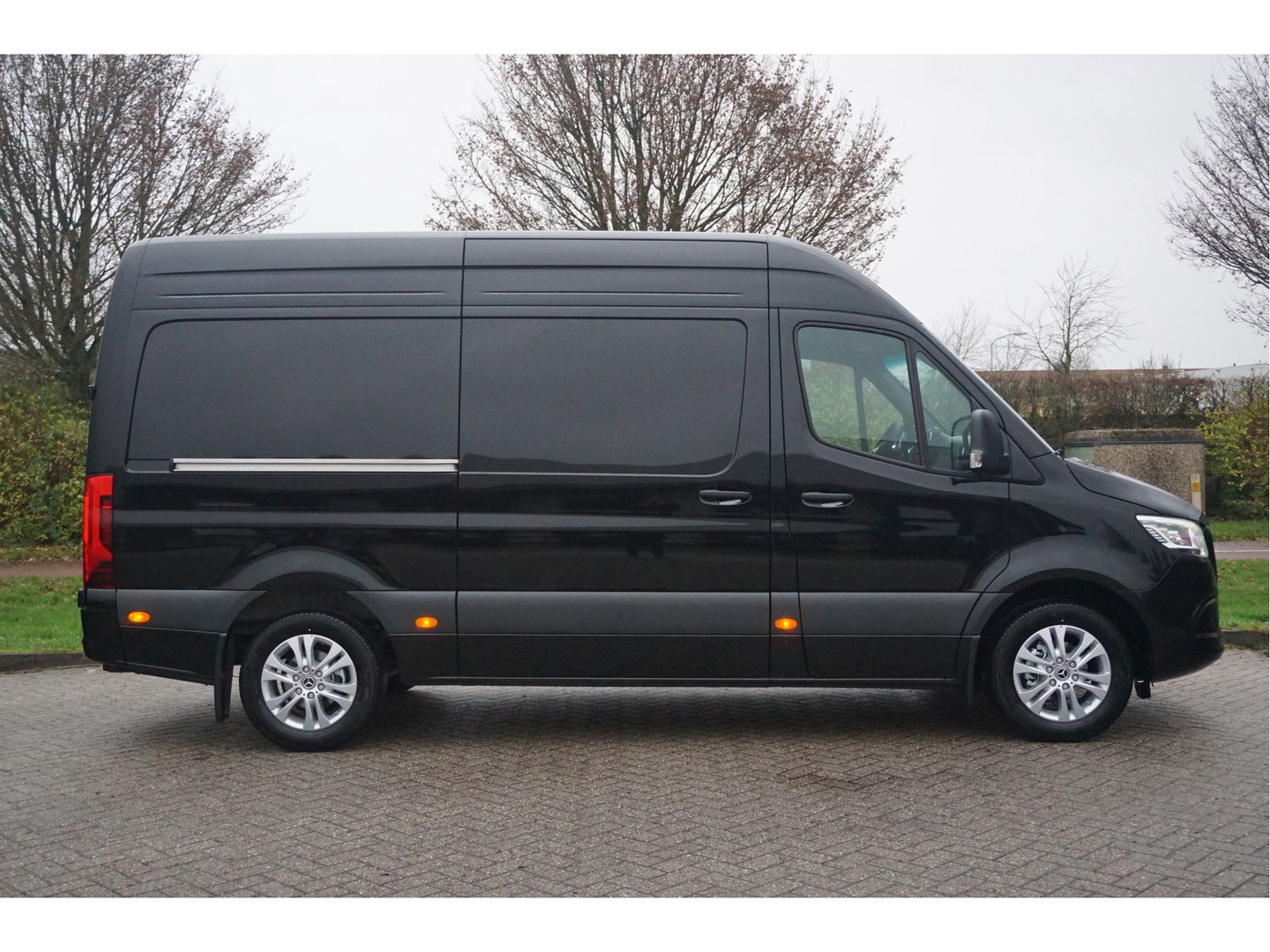Mercedes-Benz Sprinter 319CDI Select L2H2 BPM VRIJ!! 10.25" Mbux, ACC, LED, 3.5T Trekhaak, 17" LM, 2x schuifdeur!! NR. 403