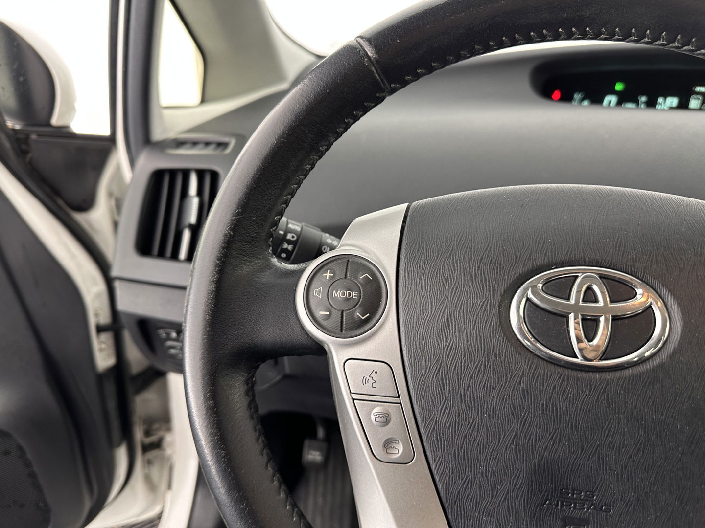 Toyota Prius 1.8 PHEV Executive Business Aut. *FULL-LEATHER | JBL-SOUND | HEAD-UP | FULL-LED |  KEYLESS | NAVI-FULLMAP | CAMERA | ECC | DIGI-COCKPIT | PDC | TOWBAR | COMFORT-SEATS | 17"ALU*