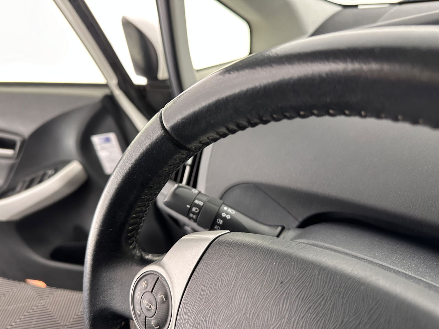 Toyota Prius 1.8 PHEV Executive Business Aut. *FULL-LEATHER | JBL-SOUND | HEAD-UP | FULL-LED |  KEYLESS | NAVI-FULLMAP | CAMERA | ECC | DIGI-COCKPIT | PDC | TOWBAR | COMFORT-SEATS | 17"ALU*