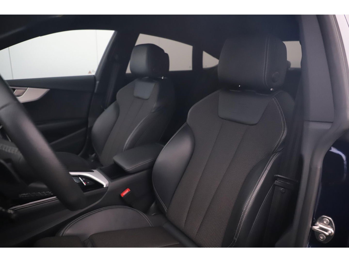 Audi A5 Sportback 35 TDI S-Line edition Automaat Navarra Blue Full LED Wegklapbare Trekhaak Virtual Cockpit Navigatie Achteruitrijcamera Clima Cruise Parkeersensor Half Leder Sportstoelen Draadloos Carplay