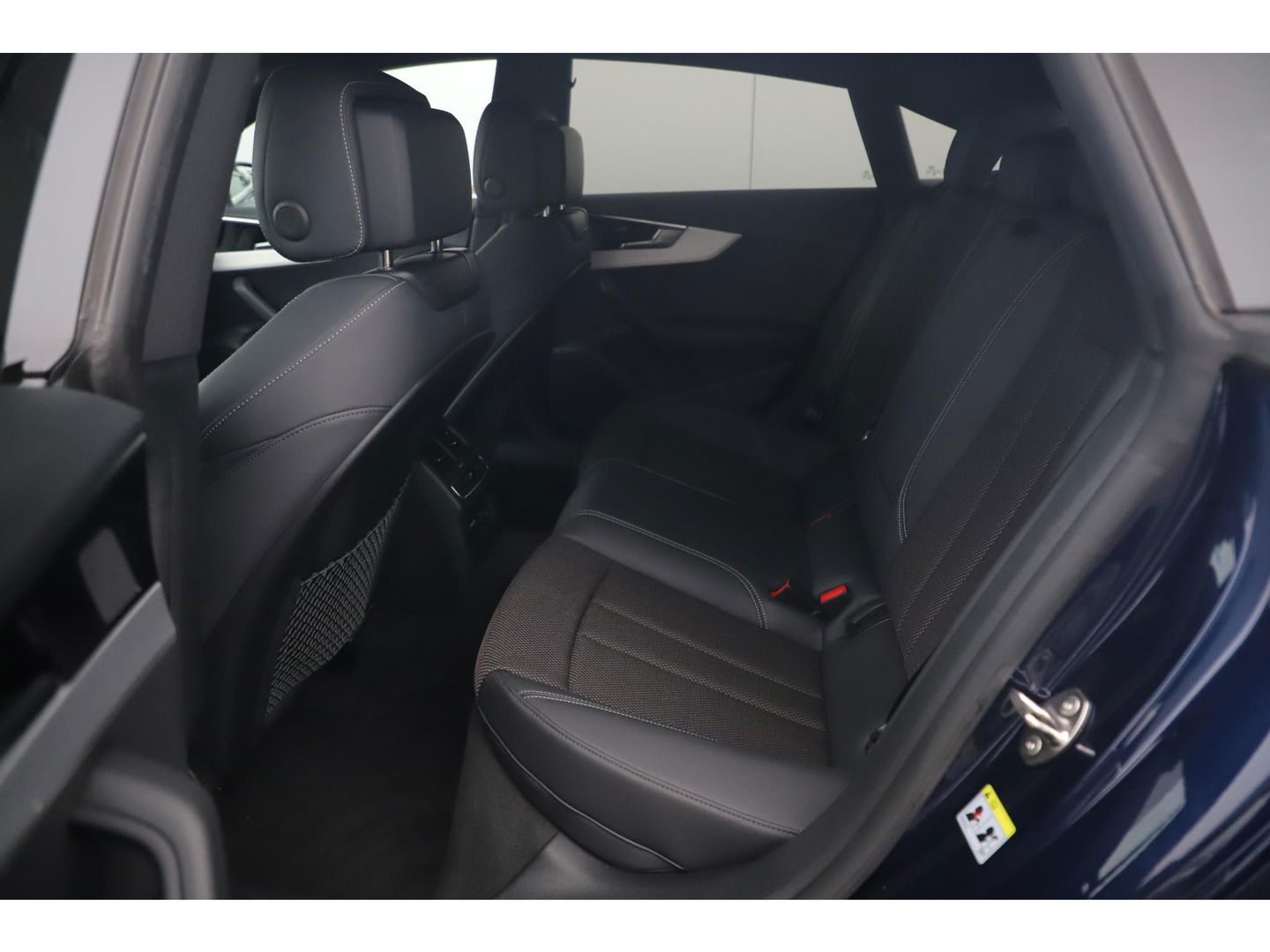 Audi A5 Sportback 35 TDI S-Line edition Automaat Navarra Blue Full LED Wegklapbare Trekhaak Virtual Cockpit Navigatie Achteruitrijcamera Clima Cruise Parkeersensor Half Leder Sportstoelen Draadloos Carplay