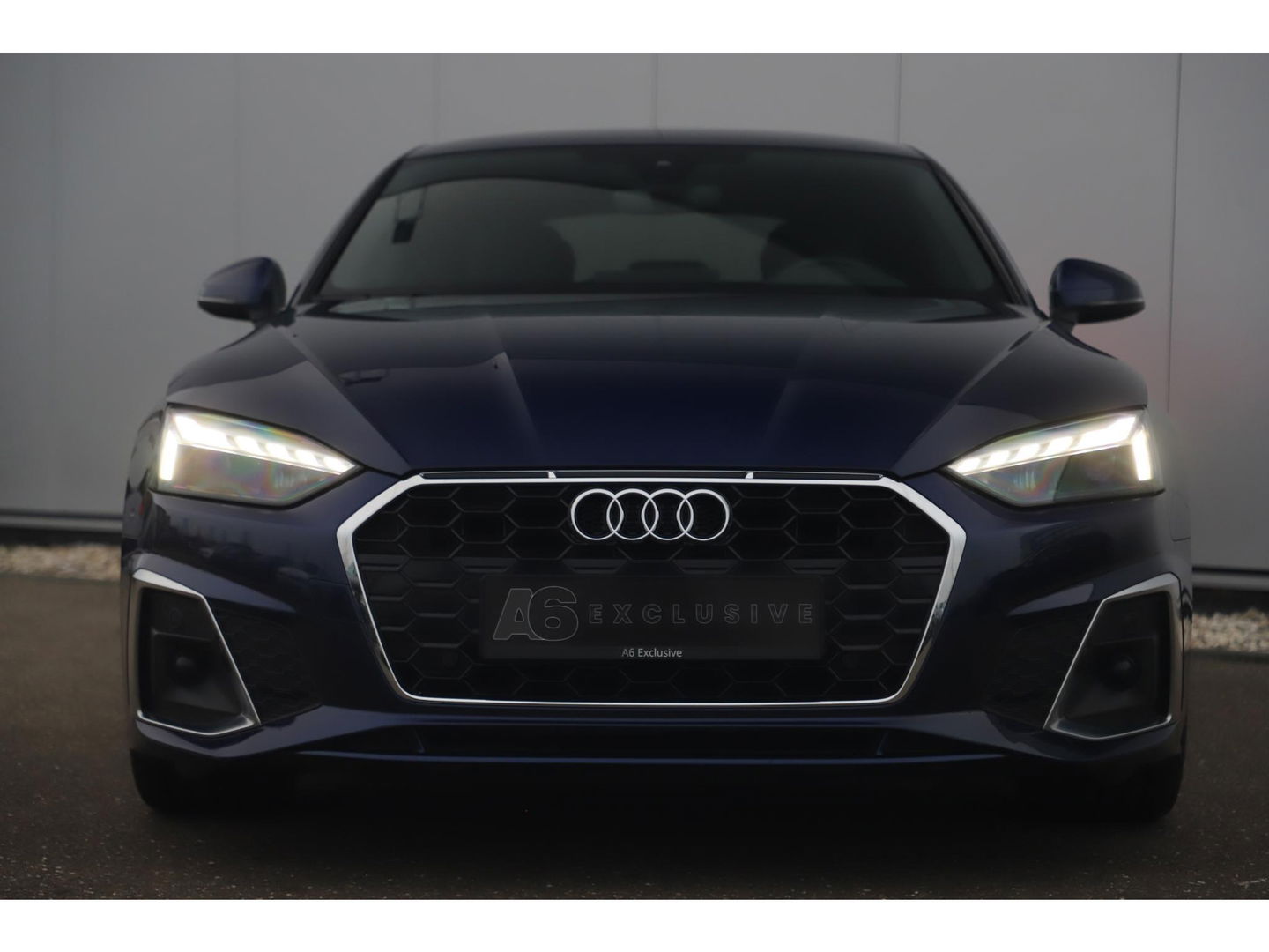 Audi A5 Sportback 35 TDI S-Line edition Automaat Navarra Blue Full LED Wegklapbare Trekhaak Virtual Cockpit Navigatie Achteruitrijcamera Clima Cruise Parkeersensor Half Leder Sportstoelen Draadloos Carplay
