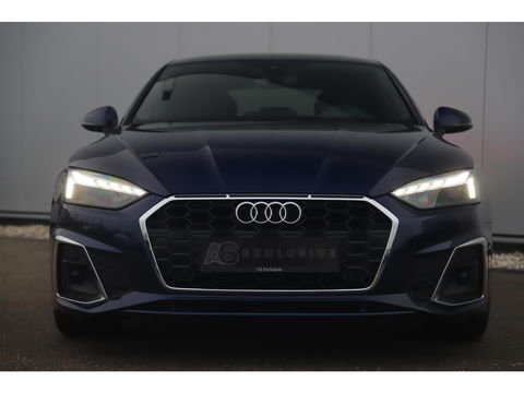 Audi A5 Sportback 35 TDI S-Line edition Automaat Navarra Blue Full LED Wegklapbare Trekhaak Virtual Cockpit Navigatie Achteruitrijcamera Clima Cruise Parkeersensor Half Leder Sportstoelen Draadloos Carplay
