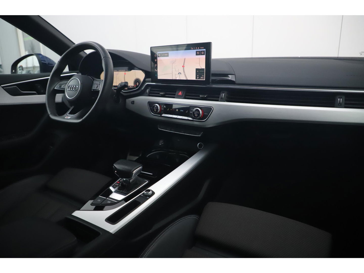 Audi A5 Sportback 35 TDI S-Line edition Automaat Navarra Blue Full LED Wegklapbare Trekhaak Virtual Cockpit Navigatie Achteruitrijcamera Clima Cruise Parkeersensor Half Leder Sportstoelen Draadloos Carplay
