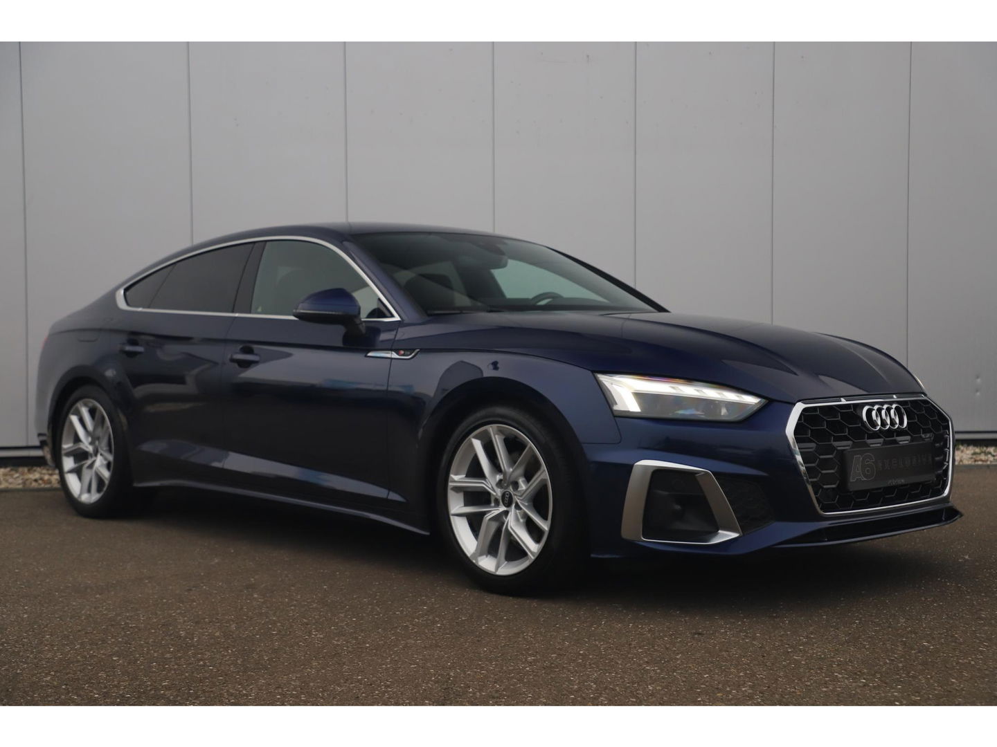 Audi A5 Sportback 35 TDI S-Line edition Automaat Navarra Blue Full LED Wegklapbare Trekhaak Virtual Cockpit Navigatie Achteruitrijcamera Clima Cruise Parkeersensor Half Leder Sportstoelen Draadloos Carplay