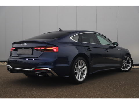 Audi A5 Sportback 35 TDI S-Line edition Automaat Navarra Blue Full LED Wegklapbare Trekhaak Virtual Cockpit Navigatie Achteruitrijcamera Clima Cruise Parkeersensor Half Leder Sportstoelen Draadloos Carplay