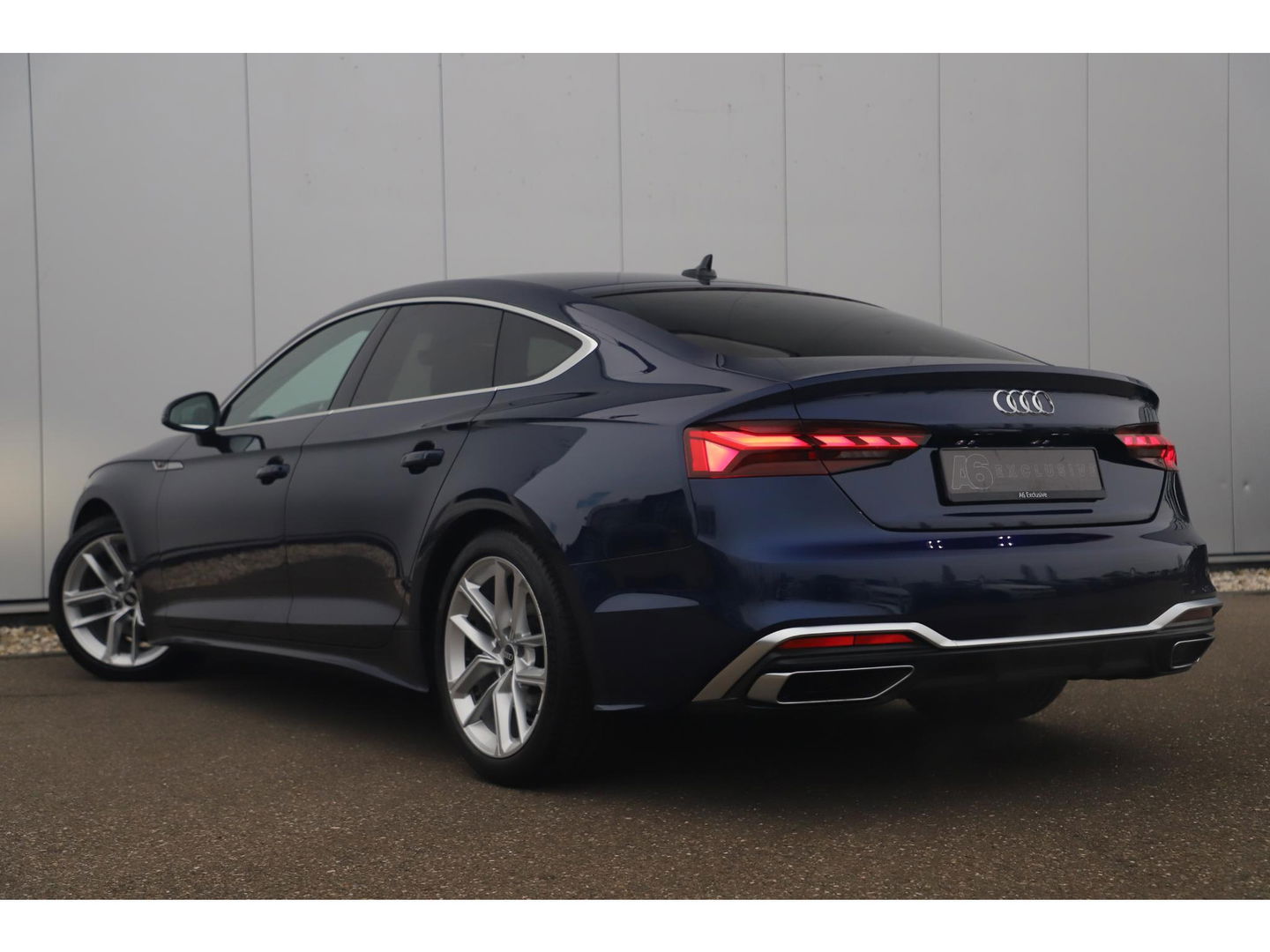 Audi A5 Sportback 35 TDI S-Line edition Automaat Navarra Blue Full LED Wegklapbare Trekhaak Virtual Cockpit Navigatie Achteruitrijcamera Clima Cruise Parkeersensor Half Leder Sportstoelen Draadloos Carplay