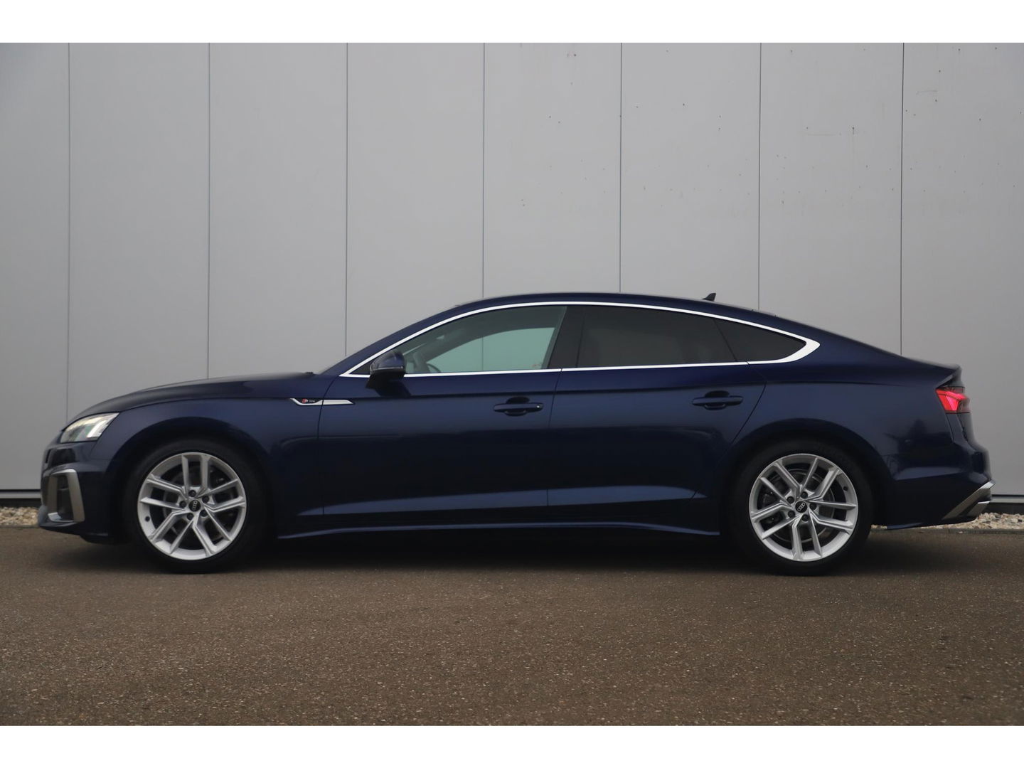 Audi A5 Sportback 35 TDI S-Line edition Automaat Navarra Blue Full LED Wegklapbare Trekhaak Virtual Cockpit Navigatie Achteruitrijcamera Clima Cruise Parkeersensor Half Leder Sportstoelen Draadloos Carplay
