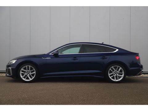 Audi A5 Sportback 35 TDI S-Line edition Automaat Navarra Blue Full LED Wegklapbare Trekhaak Virtual Cockpit Navigatie Achteruitrijcamera Clima Cruise Parkeersensor Half Leder Sportstoelen Draadloos Carplay